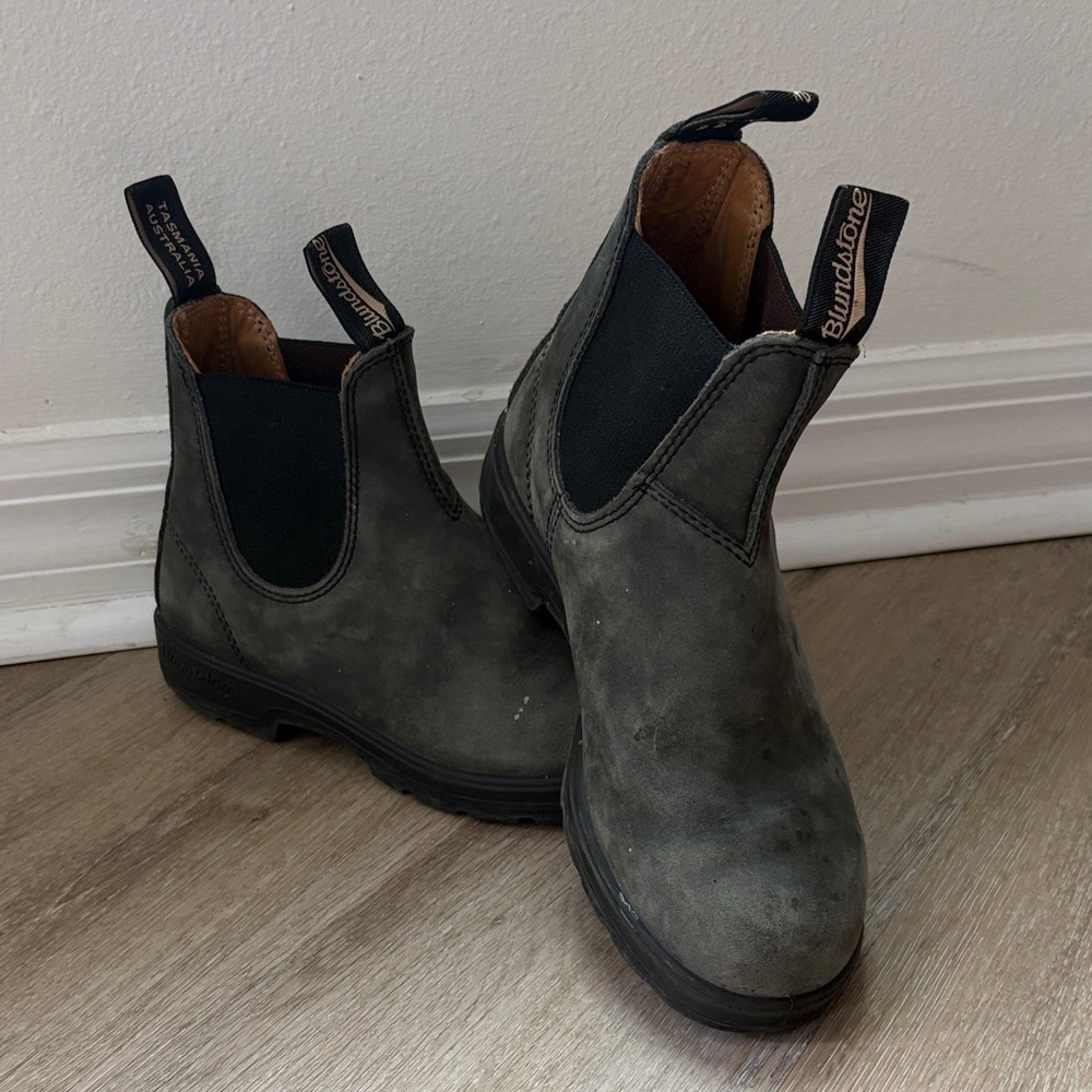Blundstone Chelsea Boots in rustic grey
